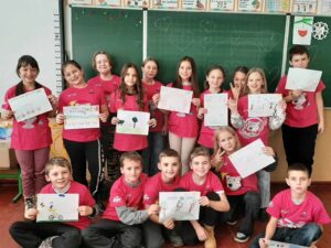 I bambini della scuola di Uzhgorod in Ucraina con il kit di BiciScuola