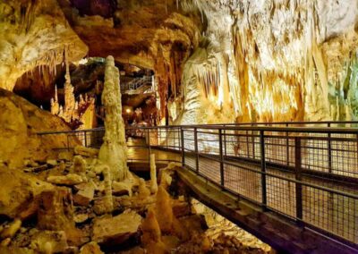 Frasassi, sconti ai soci AiCS per l’accesso alle Grotte