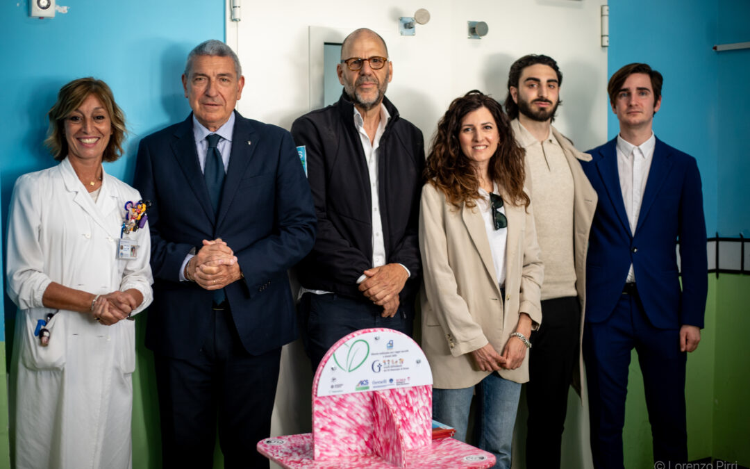 Dal riciclo alla cura: al Gemelli donata una libreria nata dai tappi raccolti dai bambini