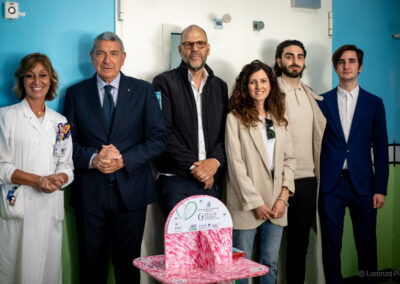 Dal riciclo alla cura: al Gemelli donata una libreria nata dai tappi raccolti dai bambini